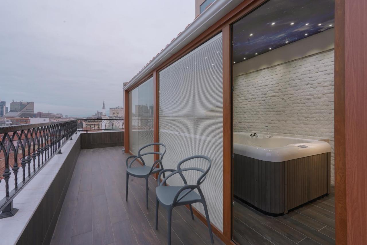 סקופיה Bushi Resort & Spa מראה חיצוני תמונה A hot tub on a balcony