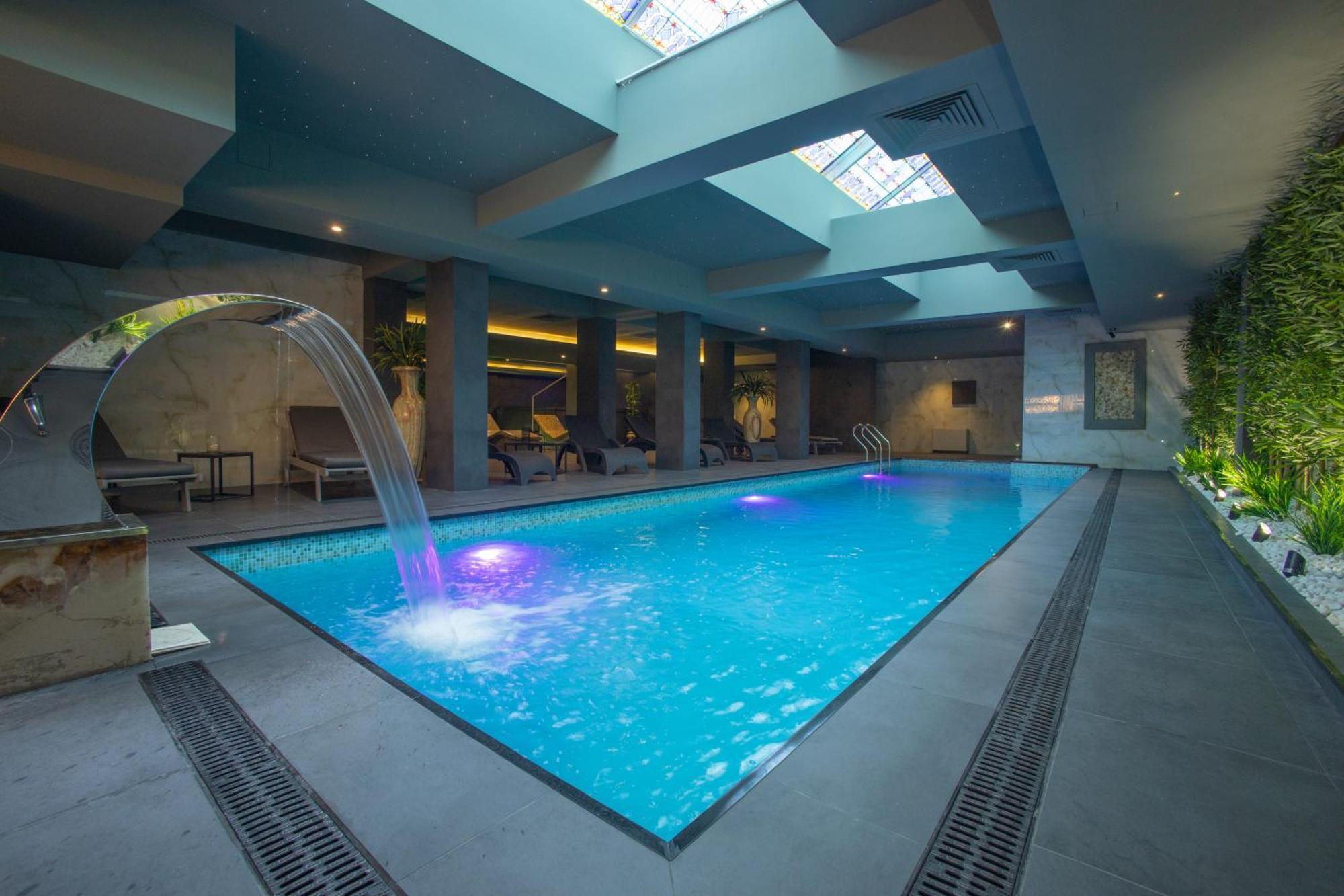 סקופיה Bushi Resort & Spa מראה חיצוני תמונה The swimming pool at the hotel